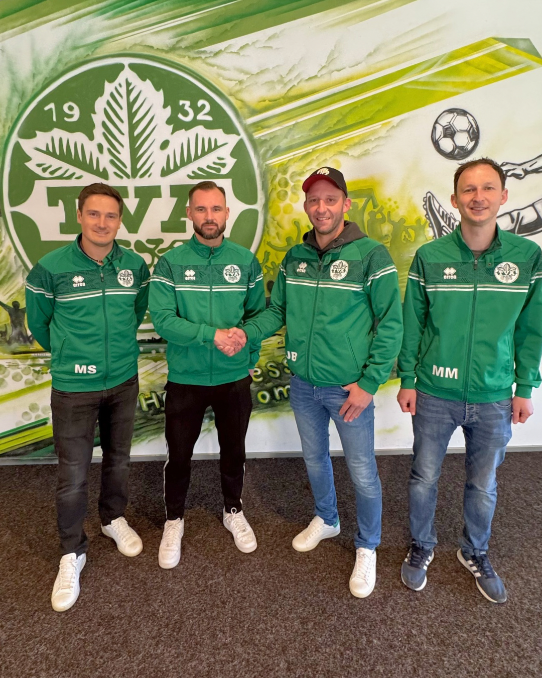 Von links nach rechts: 1. Abteilungsleiter Markus Seeber, Max Zischler, Sportlicher Leiter Josef Bergermeier, 1. Vorstand Martin Meier